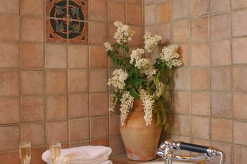 Deep soaking bathtub