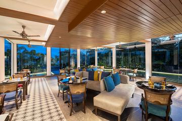 Lobby lounge