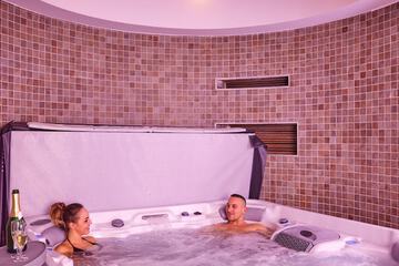 Indoor spa tub