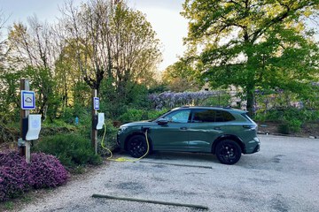 Electric vehicle charging station