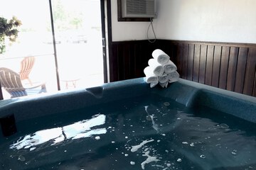Indoor spa tub