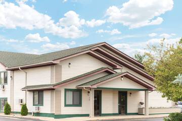 Super 8 by Wyndham Twinsburg / Cleveland Area