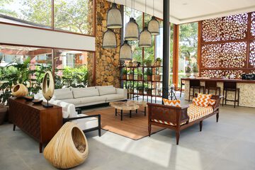 Lobby lounge