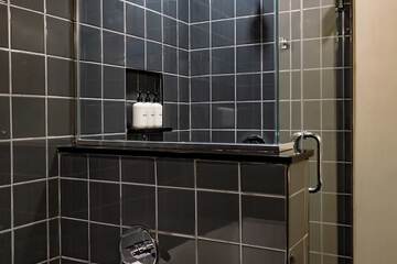 Deep soaking bathtub