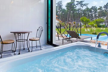 Private spa tub