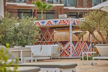 Swim-up bar