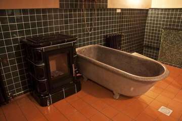 Deep soaking bathtub
