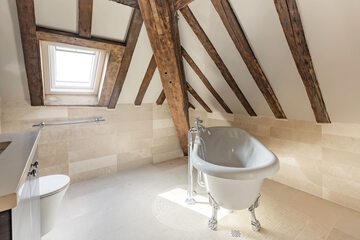 Deep soaking bathtub