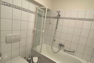 Deep soaking bathtub