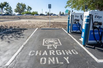 Electric vehicle charging station