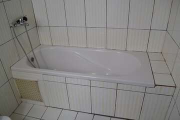 Deep soaking bathtub