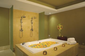 Indoor spa tub