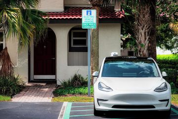 Electric vehicle charging station