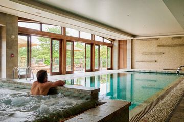 Indoor spa tub