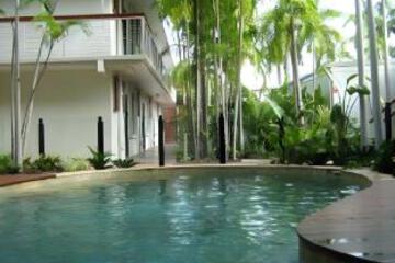 Swimming pool [outdoor]