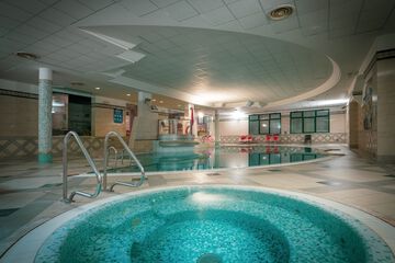 Indoor spa tub