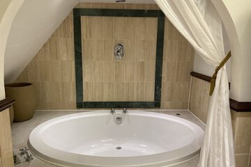 Deep soaking bathtub