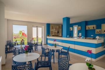 Poolside bar