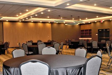 Ballroom/Hall 76 of 82