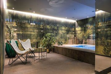 Indoor spa tub