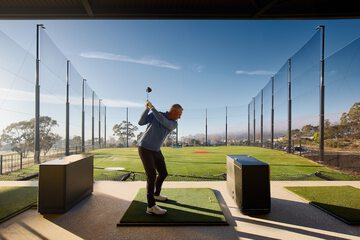 Indoor golf driving range