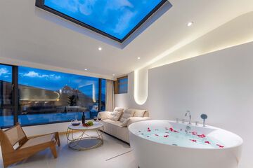 Deep soaking bathtub