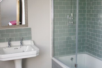 Deep soaking bathtub