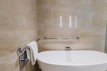 Deep soaking bathtub