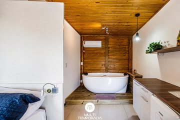 Deep soaking bathtub