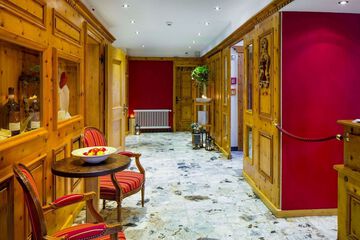 Lobby lounge