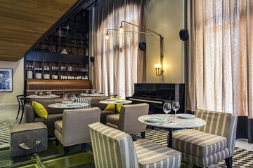 Lobby lounge