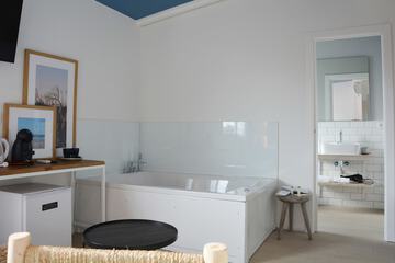 Private spa tub