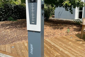 Electric vehicle charging station