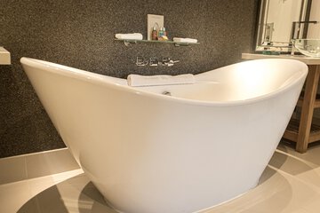 Deep soaking bathtub