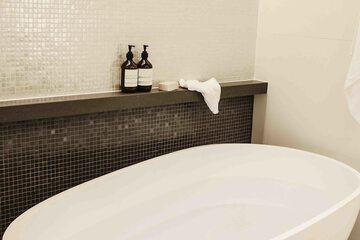 Deep soaking bathtub