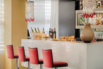 Lobby lounge