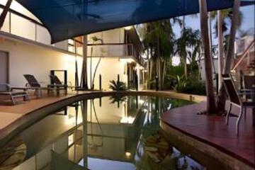 Swimming pool [outdoor]