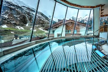 Indoor spa tub