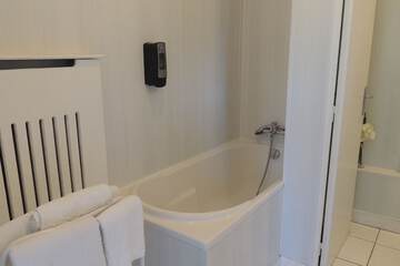 Deep soaking bathtub