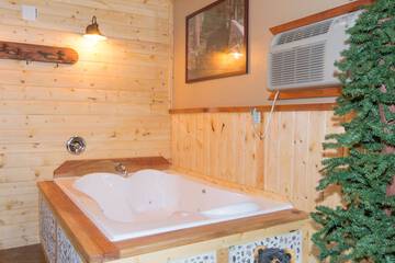 Jetted tub