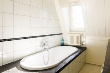 Deep Soaking Bathtub