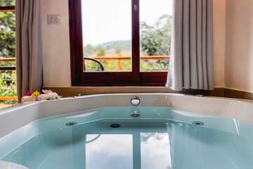 Jetted tub