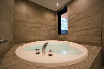 Deep soaking bathtub