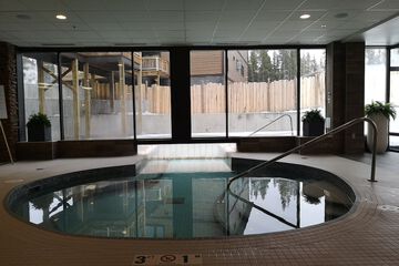 Indoor spa tub