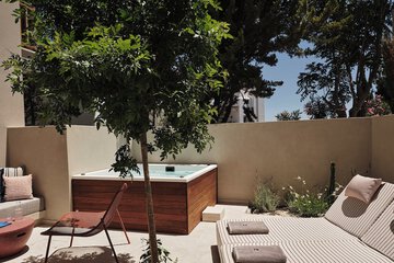 Private spa tub