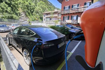 Electric vehicle charging station