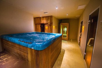 Indoor spa tub