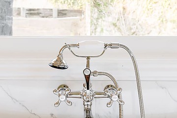Deep soaking bathtub
