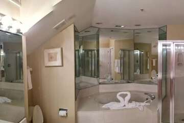 Deep soaking bathtub