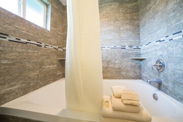 Deep soaking bathtub